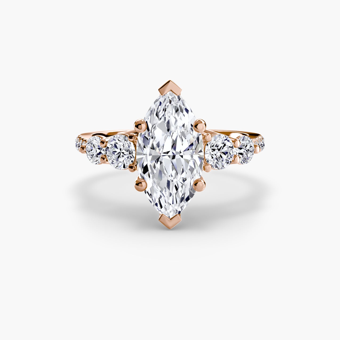 Montura Cinco Piedras con Banda Pavé – Armonía, brillo y sofisticación atemporal